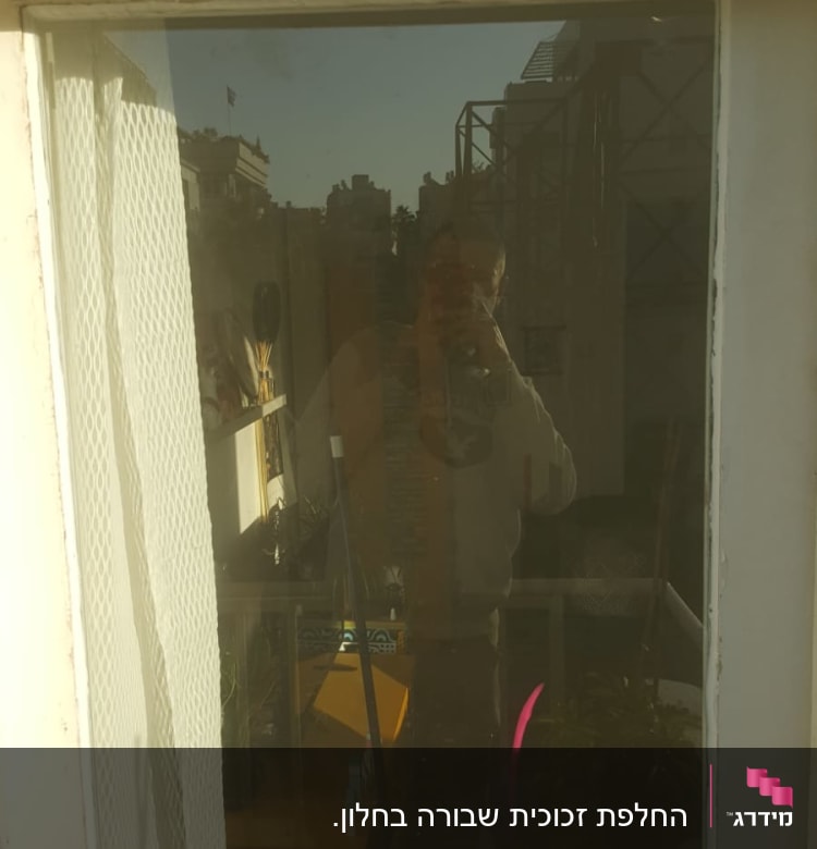 השתקפות חלון זכוכית עם צללים ואור שמש